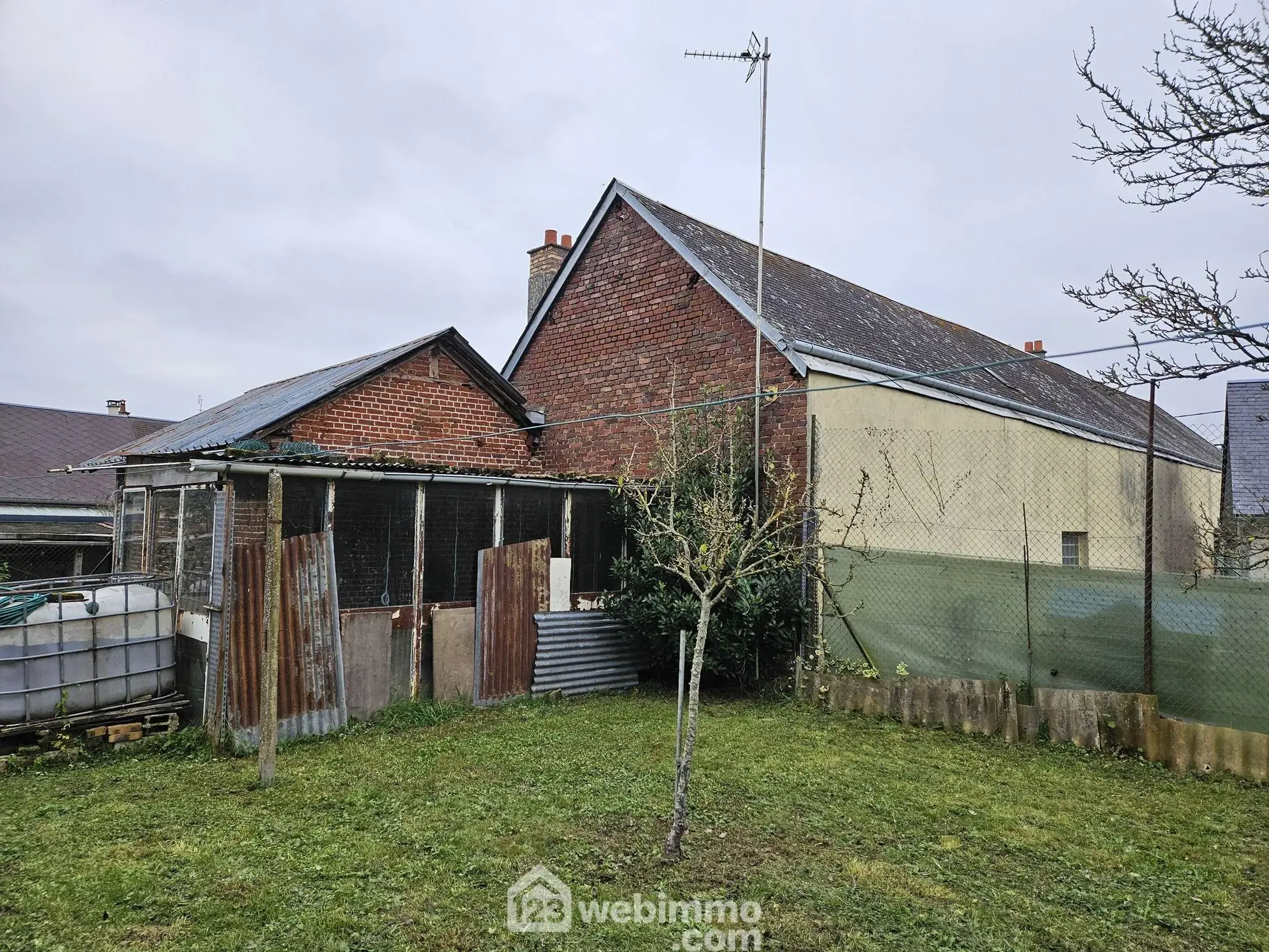Longère en briques et ardoises avec 2 chambres, garage et véranda près de Noyon 