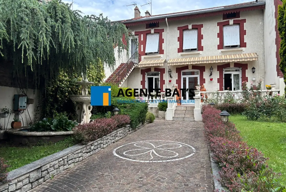 Maison à vendre en centre-ville d'Unieux avec garage, cheminée et revenu photovoltaïque 