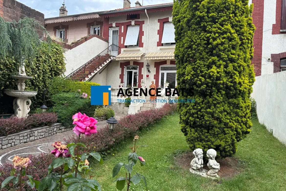 Maison à vendre en centre-ville d'Unieux avec garage, cheminée et revenu photovoltaïque 