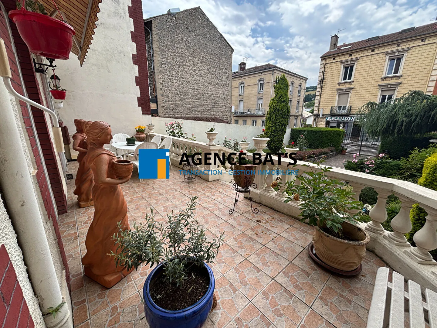 Maison à vendre en centre-ville d'Unieux avec garage, cheminée et revenu photovoltaïque 