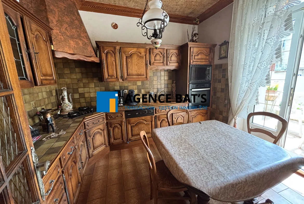 Maison à vendre en centre-ville d'Unieux avec garage, cheminée et revenu photovoltaïque 