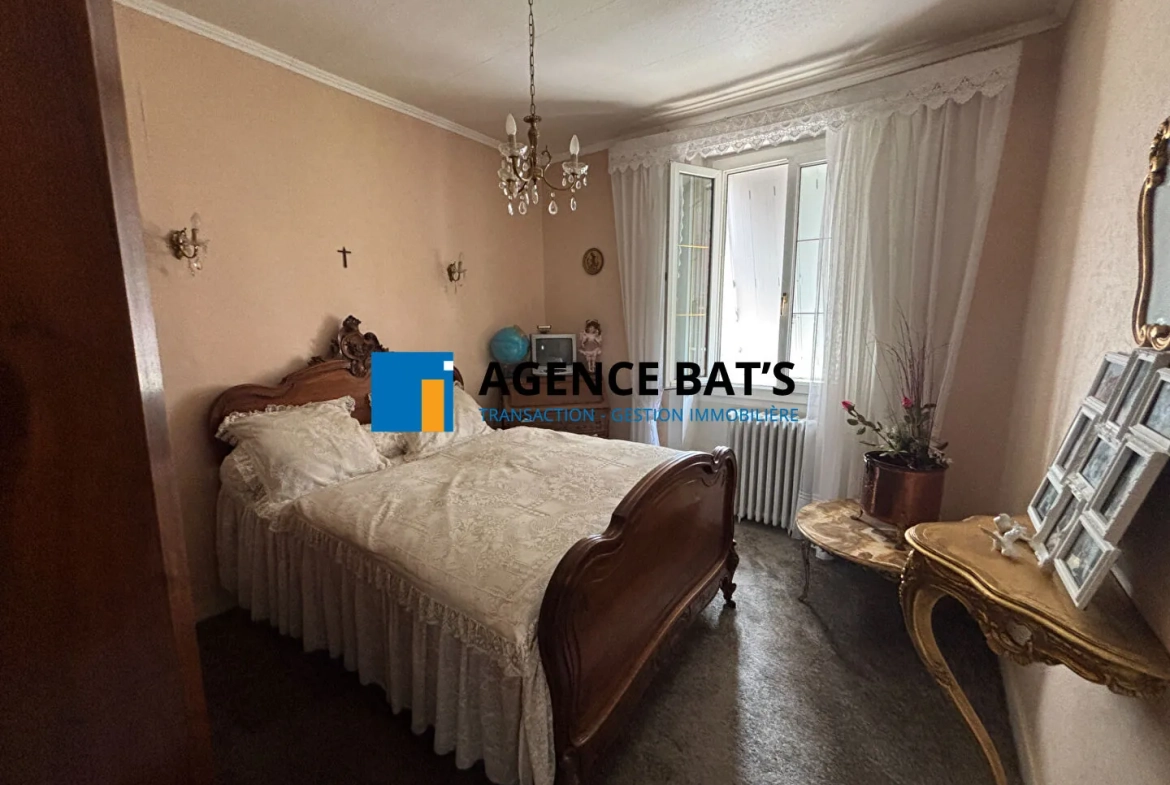 Maison à vendre en centre-ville d'Unieux avec garage, cheminée et revenu photovoltaïque 