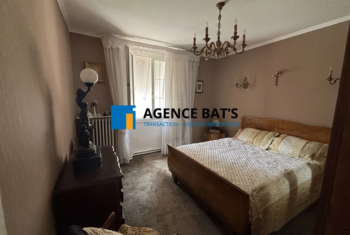 Maison à vendre en centre-ville d'Unieux avec garage, cheminée et revenu photovoltaïque 