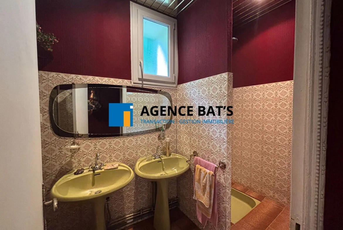 Maison à vendre en centre-ville d'Unieux avec garage, cheminée et revenu photovoltaïque 