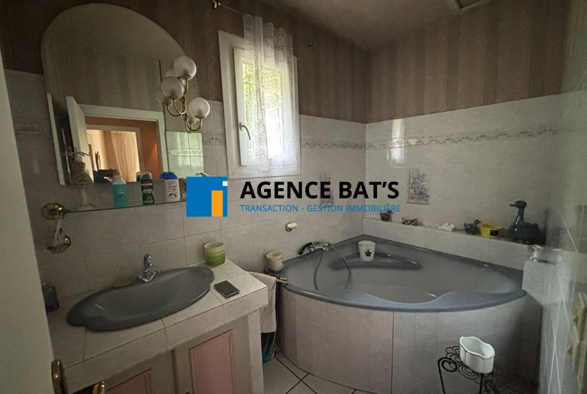 Maison à vendre en centre-ville d'Unieux avec garage, cheminée et revenu photovoltaïque 