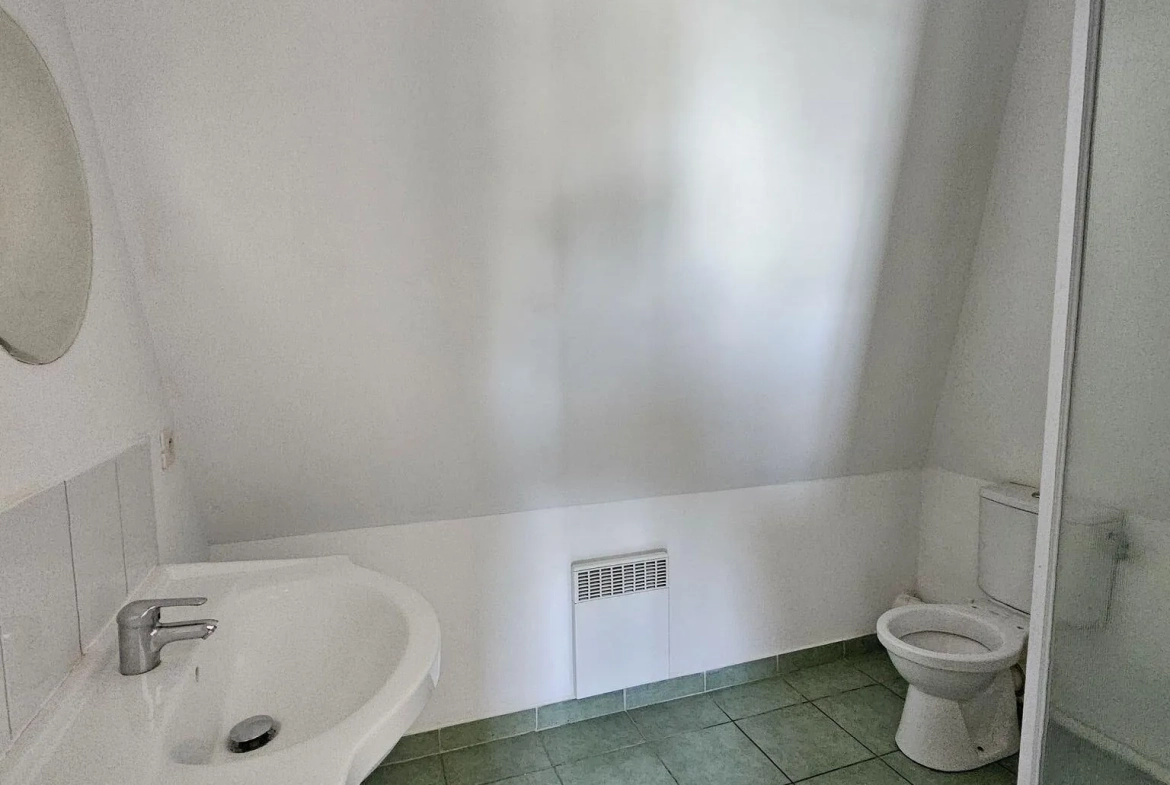 Appartement de 26 m² à Nay, T1 bis rénové, dernier étage, faibles charges 