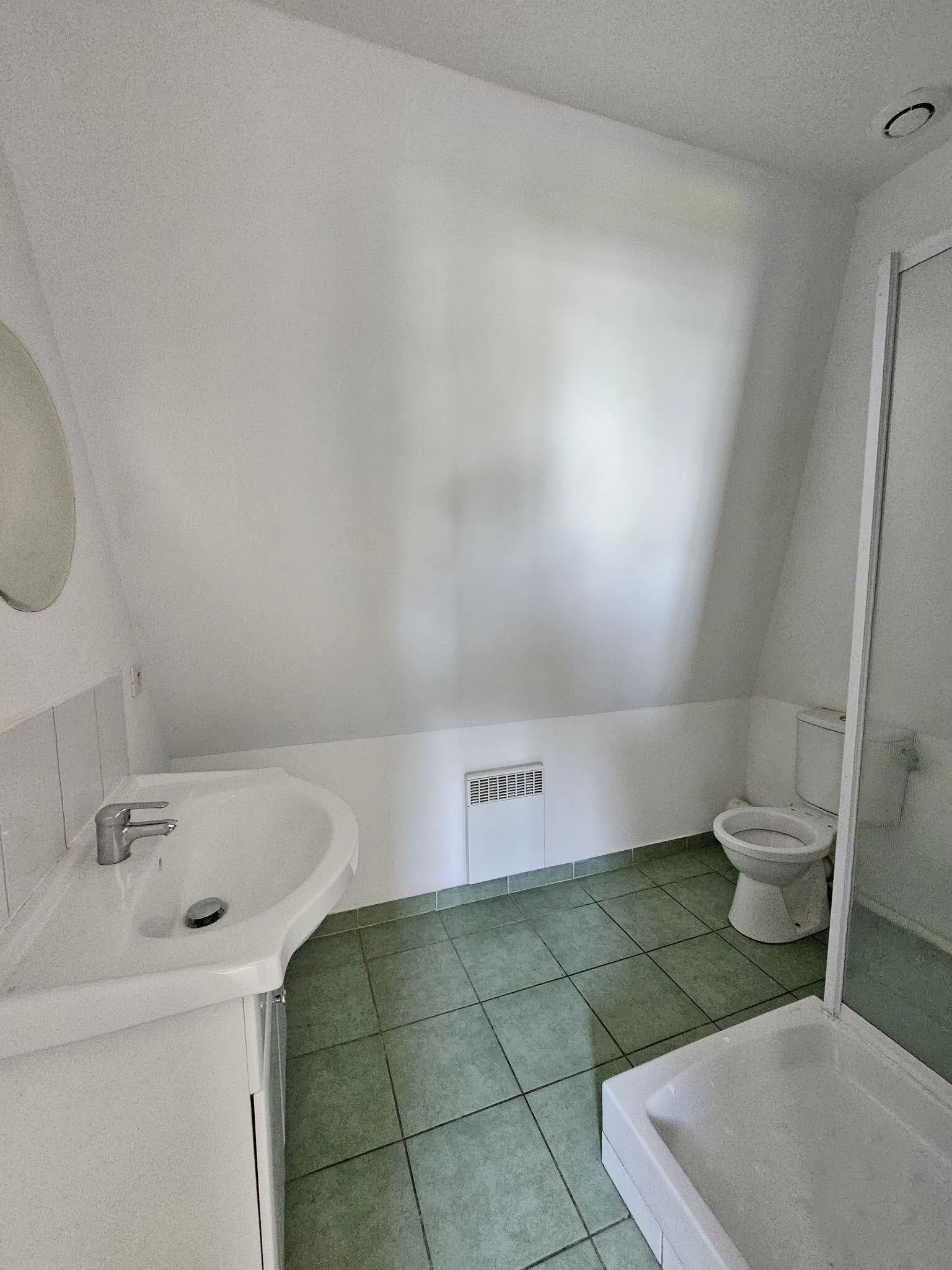 Appartement de 26 m² à Nay, T1 bis rénové, dernier étage, faibles charges 