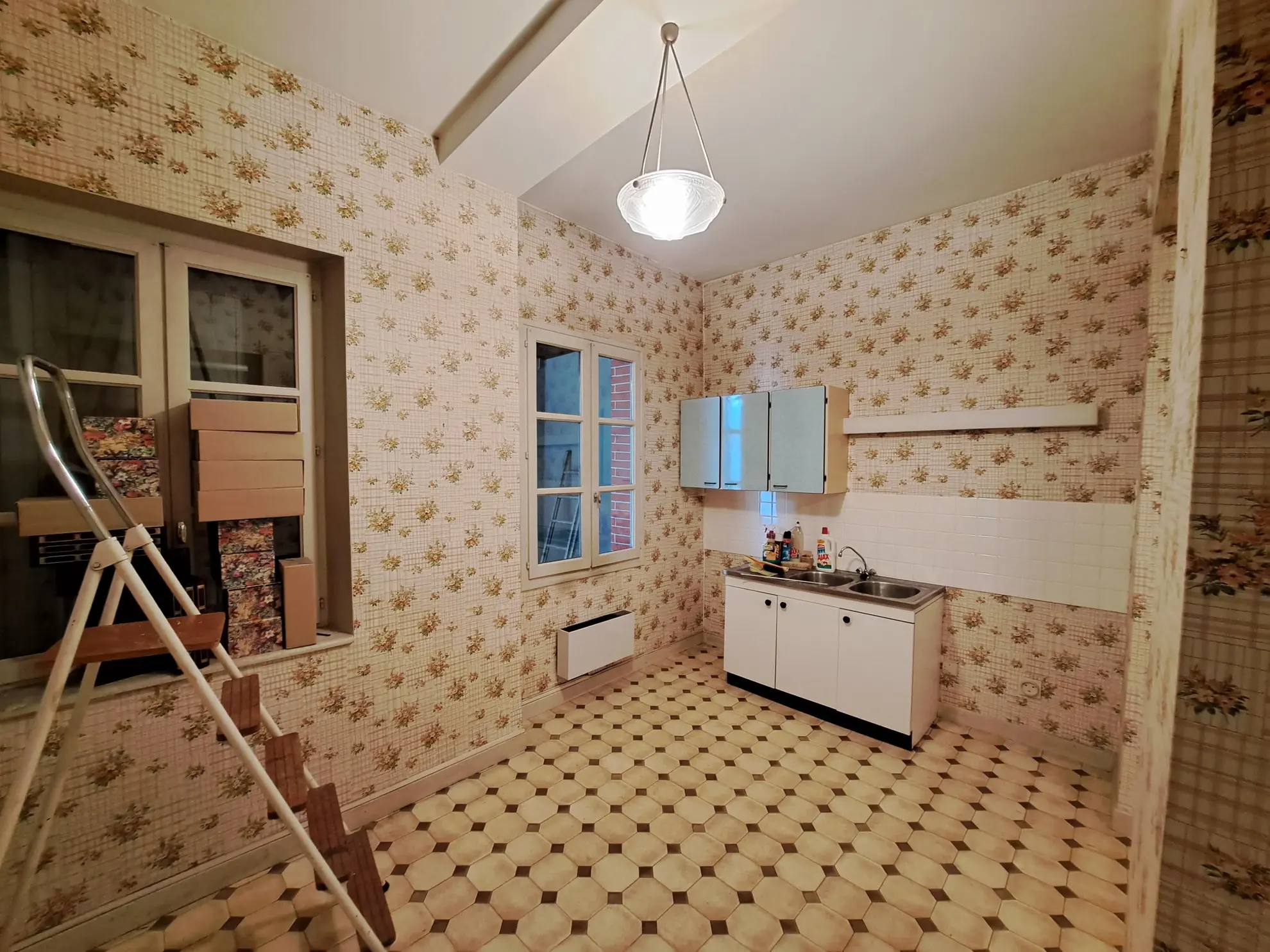 Appartement T2 à rénover avec cour à vendre à Ambert - Place des Allées 