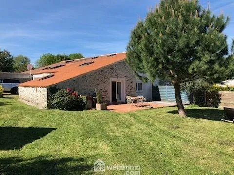 Maison rénovée de 124 m² avec piscine à Poiroux 