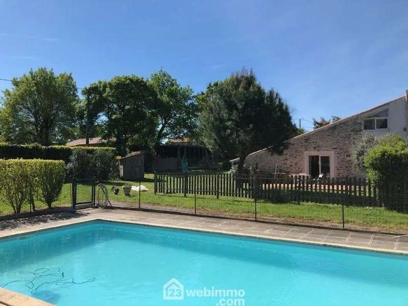 Maison rénovée de 124 m² avec piscine à Poiroux 