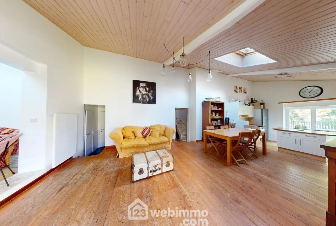 Maison rénovée de 124 m² avec piscine à Poiroux 