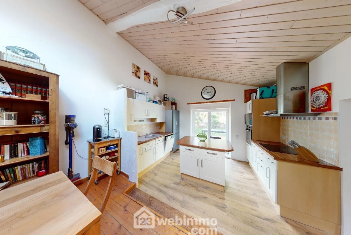 Maison rénovée de 124 m² avec piscine à Poiroux 