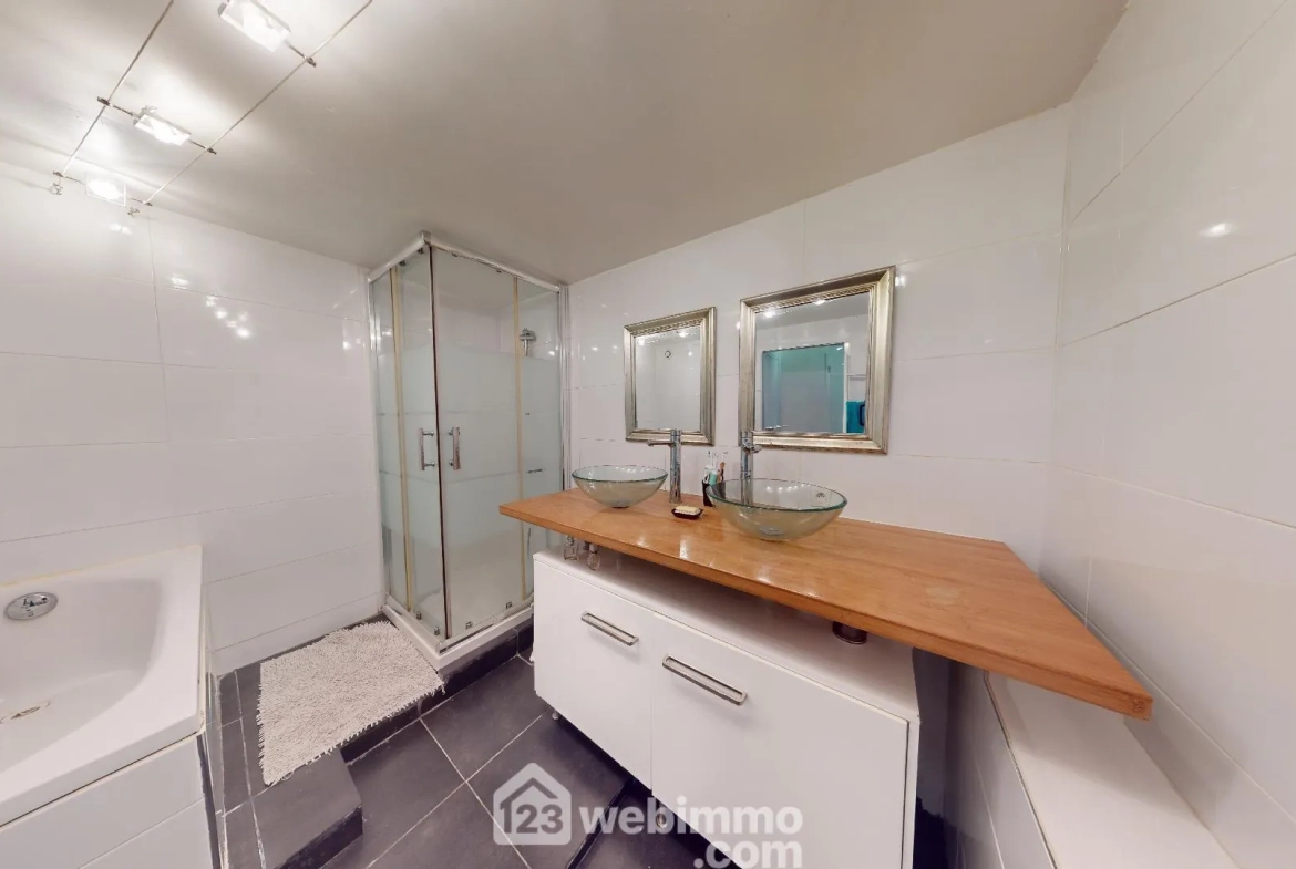 Maison rénovée de 124 m² avec piscine à Poiroux 