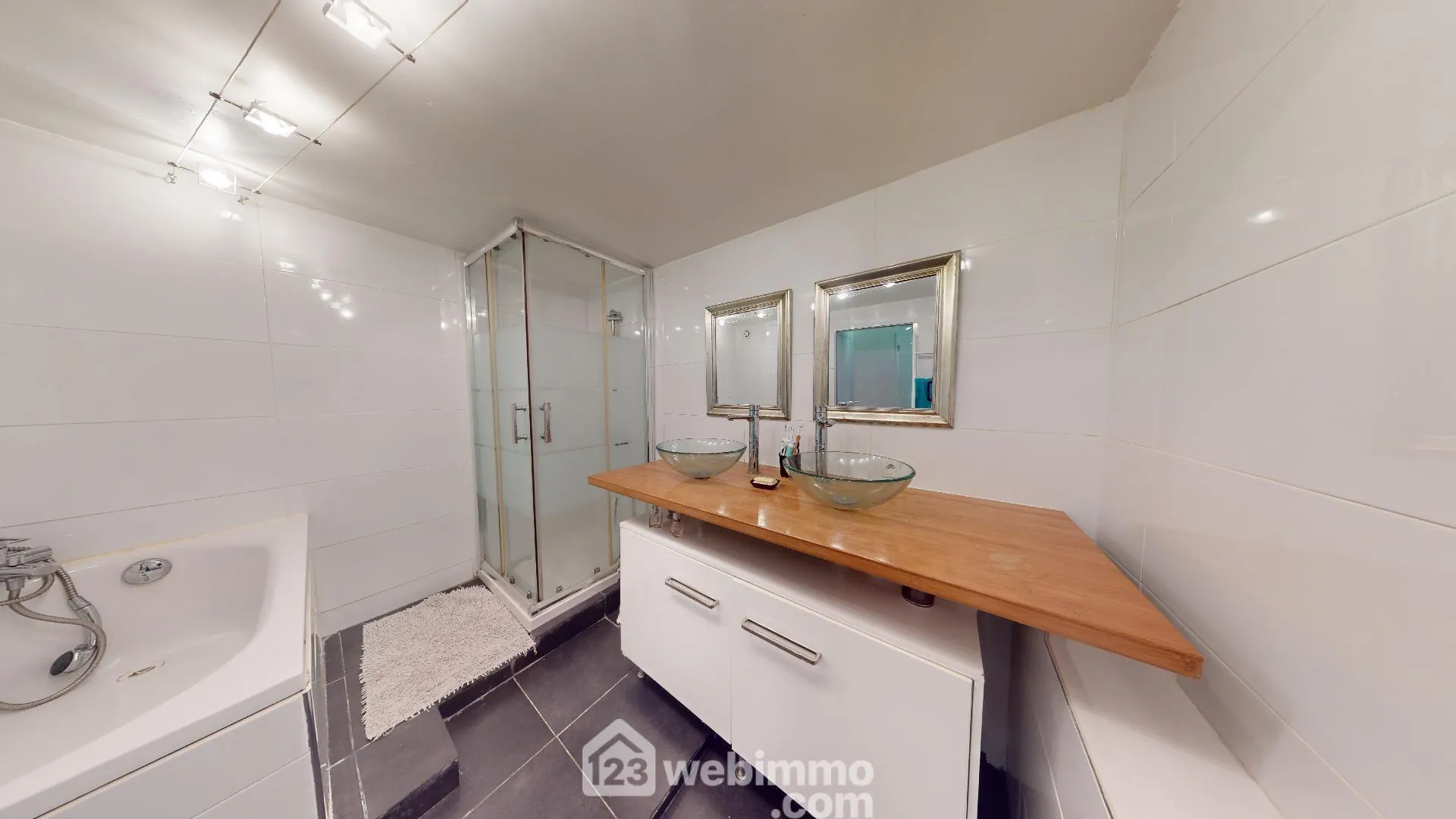 Maison rénovée de 124 m² avec piscine à Poiroux 