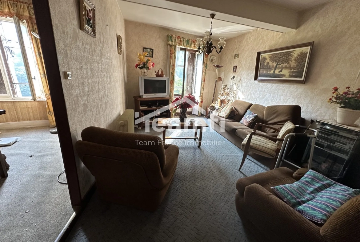 Maison à réhabiliter avec extérieur, atelier et terrasse à Thiers 