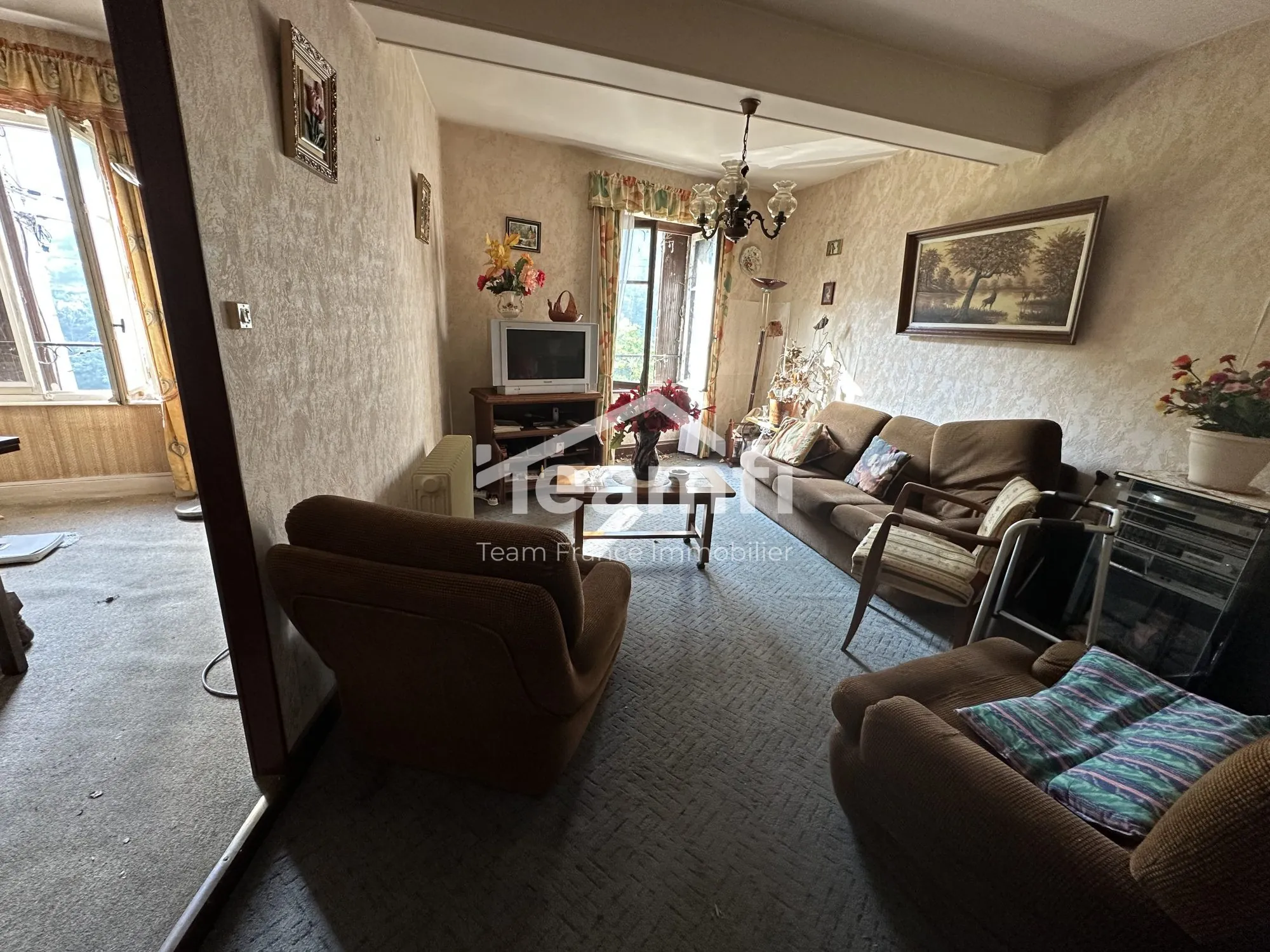 Maison à réhabiliter avec extérieur, atelier et terrasse à Thiers 