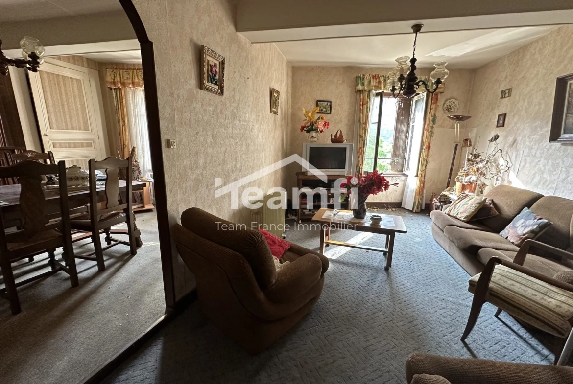 Maison à réhabiliter avec extérieur, atelier et terrasse à Thiers 