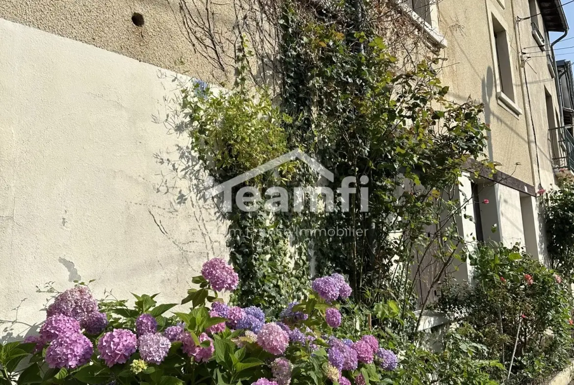 Maison à réhabiliter avec extérieur, atelier et terrasse à Thiers 