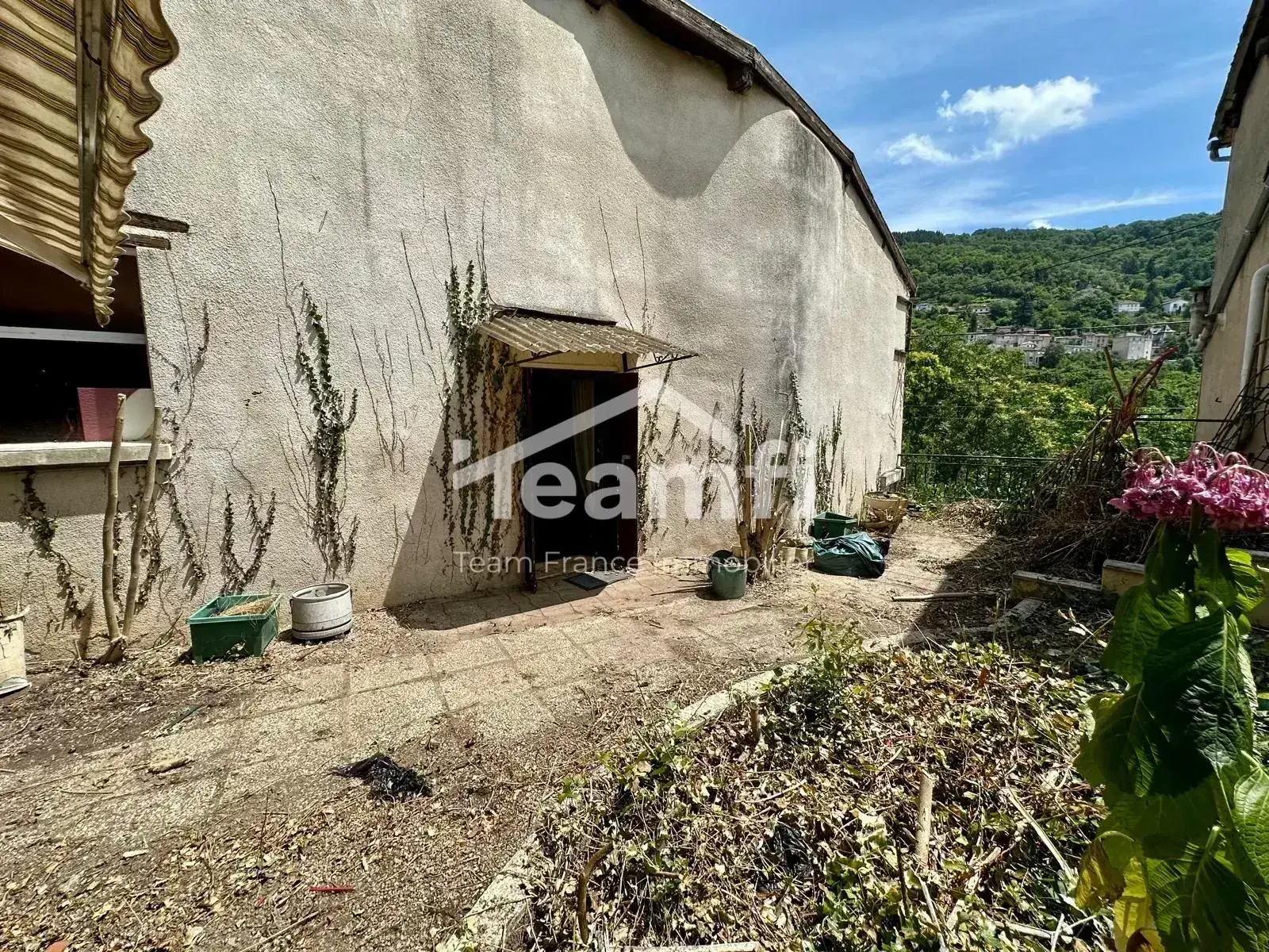 Maison à réhabiliter avec extérieur, atelier et terrasse à Thiers 