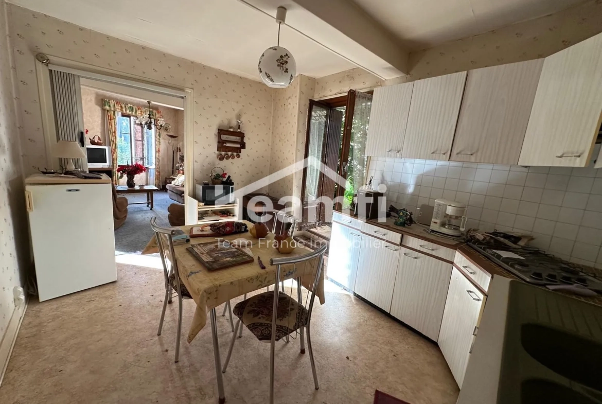 Maison à réhabiliter avec extérieur, atelier et terrasse à Thiers 