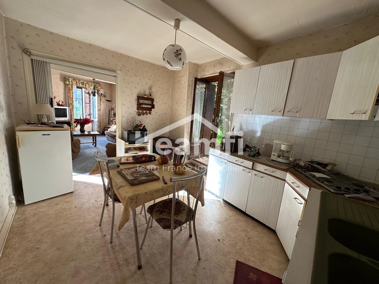 Maison à réhabiliter avec extérieur, atelier et terrasse à Thiers 