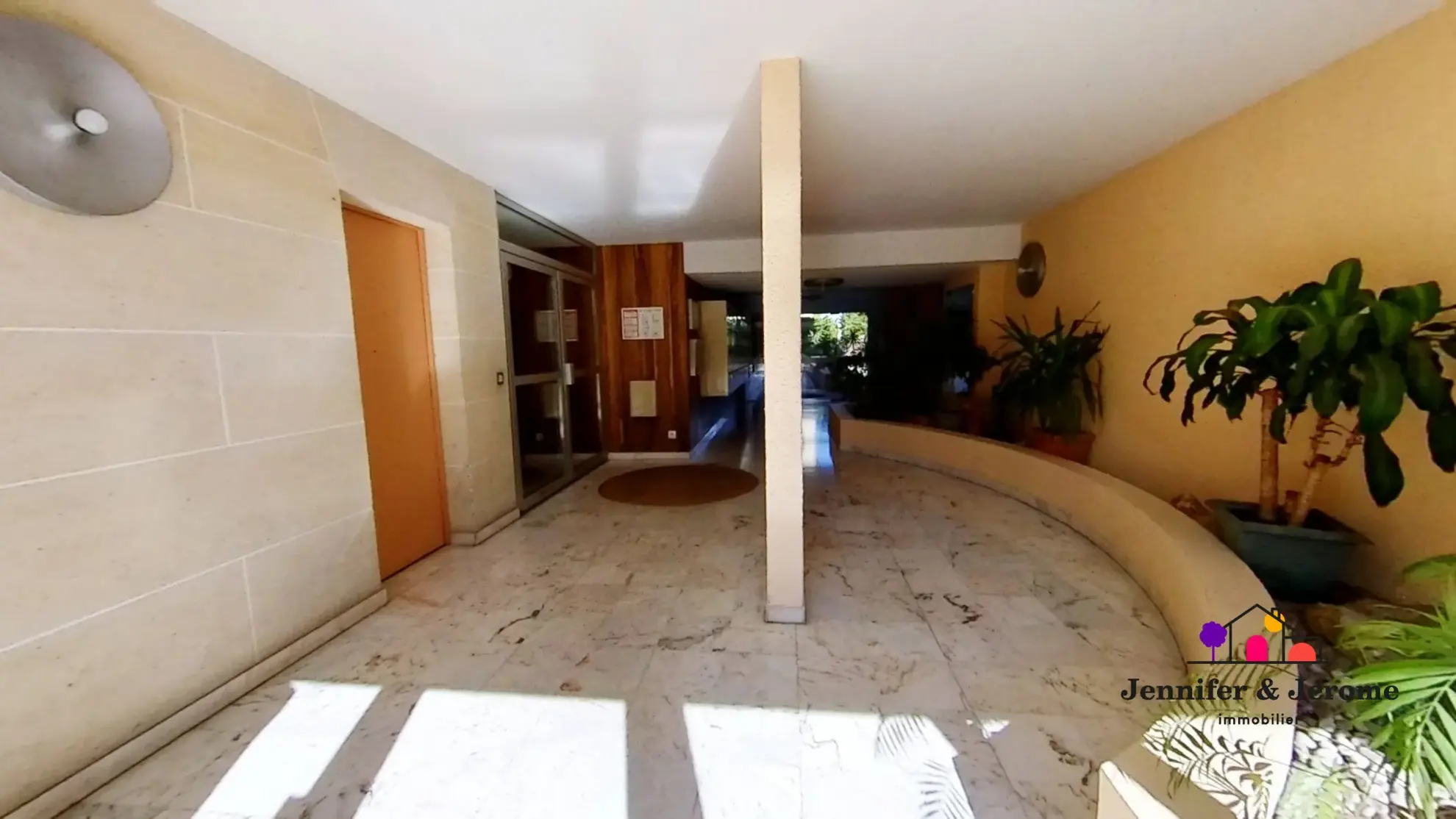 Appartement T1 à Montmorency avec Vue Dégagée et Balcon 