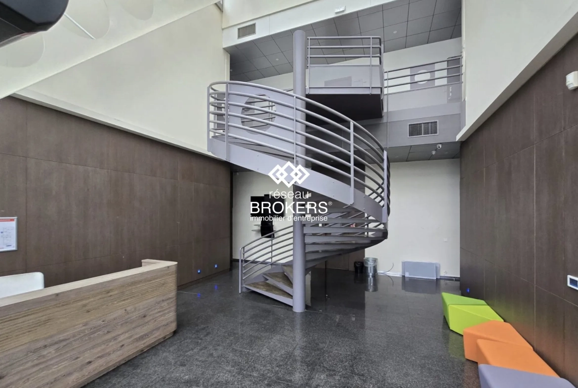 À vendre à Roissy-en-France un immeuble de bureaux de 1385 m² en excellent état 