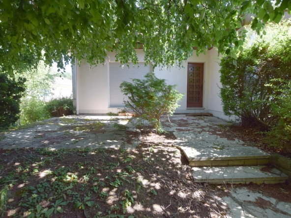 Belle maison lumineuse avec jardin, garage et terrasse à Grand-Charmont