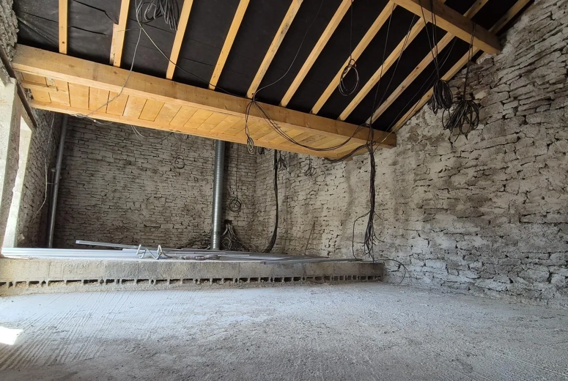 Ensemble immobilier à vendre en Vallée de l'Ouche avec potentiel de rénovation 