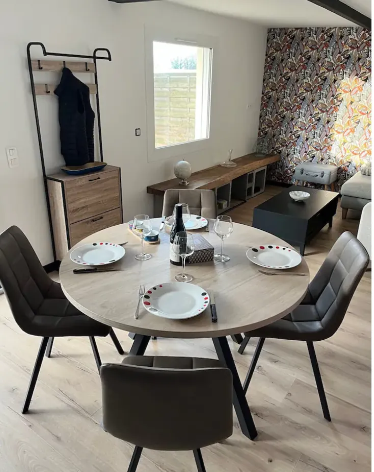 Maison de plain-pied rénovée en campagne d'Escoublac avec terrasses et dépendance 