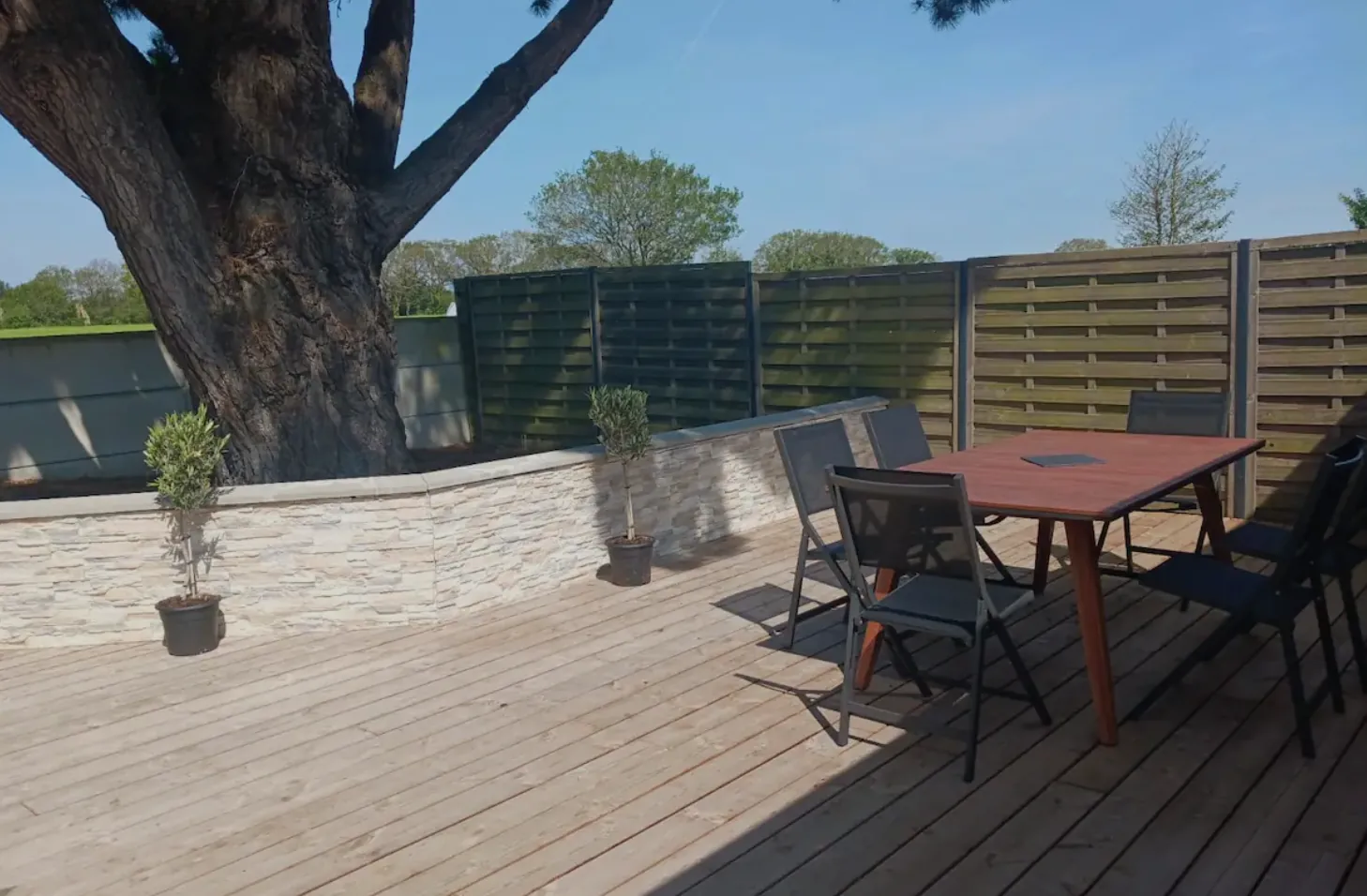 Maison de plain-pied rénovée en campagne d'Escoublac avec terrasses et dépendance 