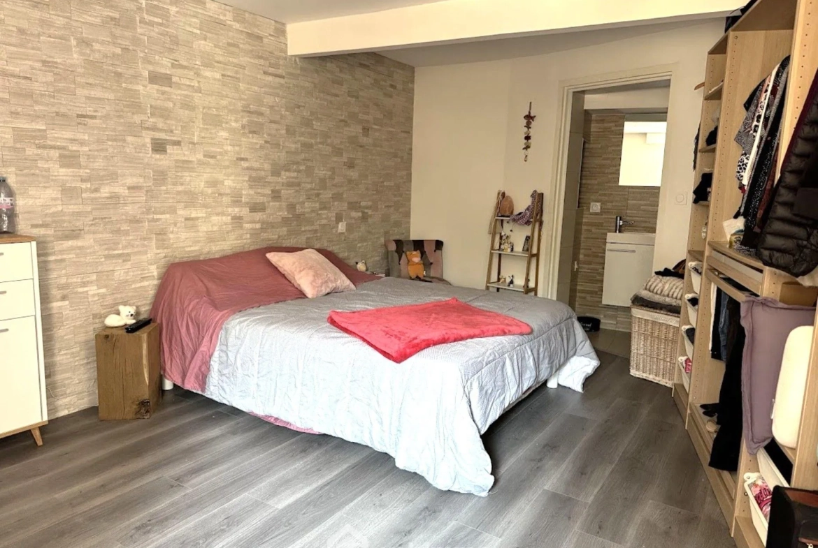 Maison familiale 180 m² à Saint Amand sur Sèvre avec jardin et potentiel touristique 