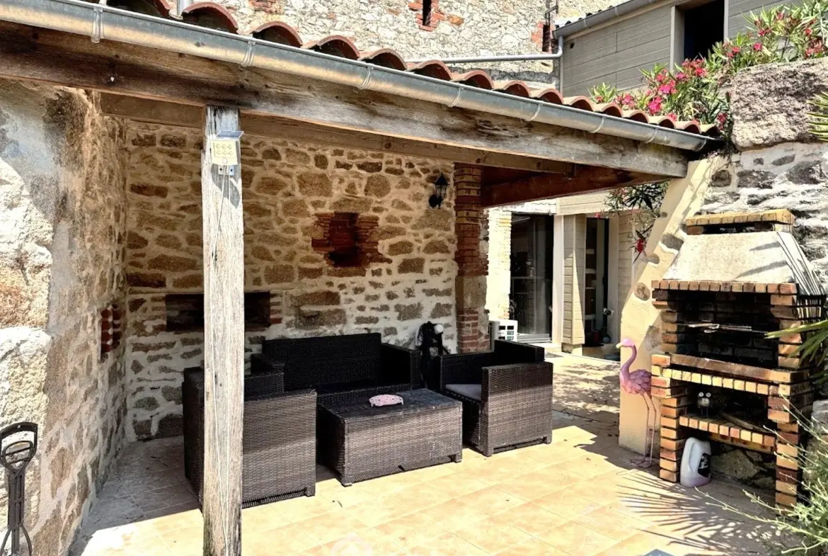 Maison familiale 180 m² à Saint Amand sur Sèvre avec jardin et potentiel touristique 
