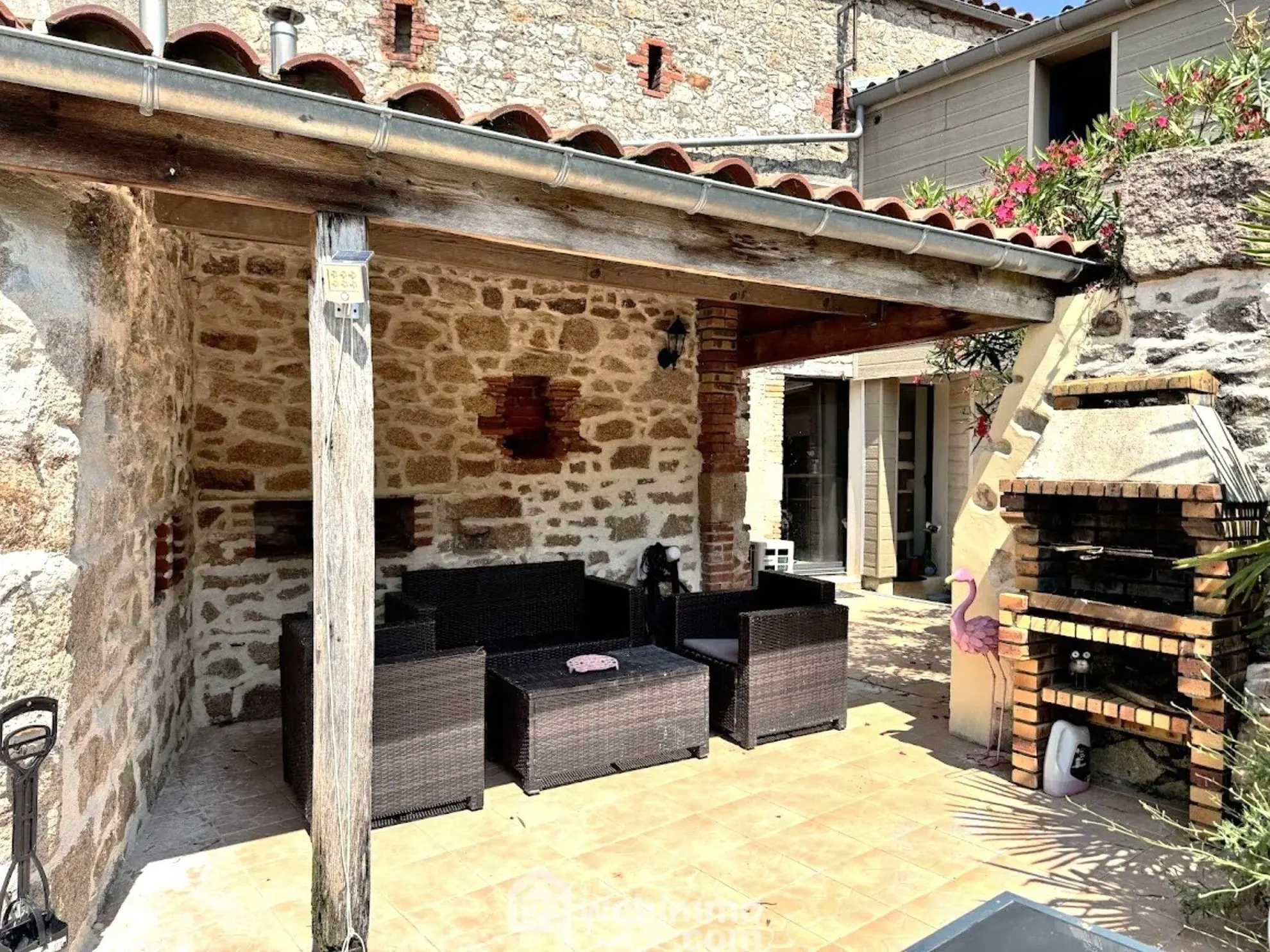 Maison familiale 180 m² à Saint Amand sur Sèvre avec jardin et potentiel touristique 
