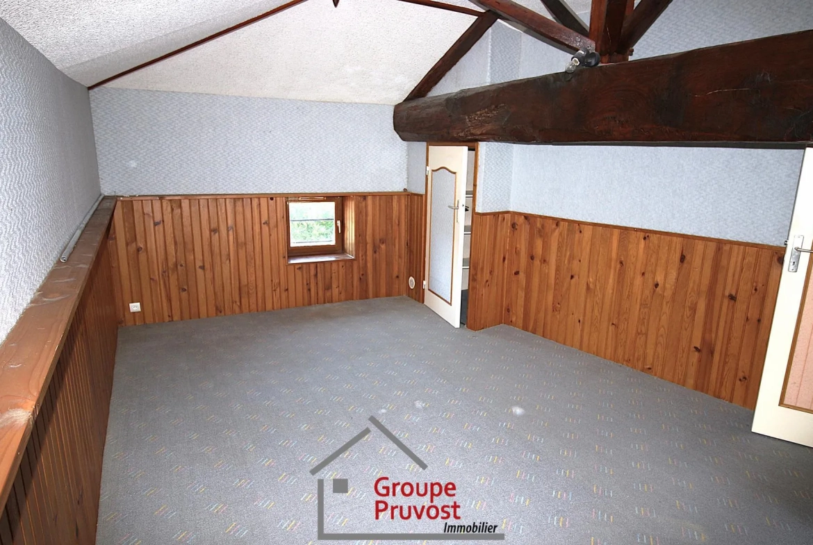 Charmante maison de village en pierre à Bourgvillain, 165 m² avec jardin et garage, idéalement située dans le sud Clunisois. 