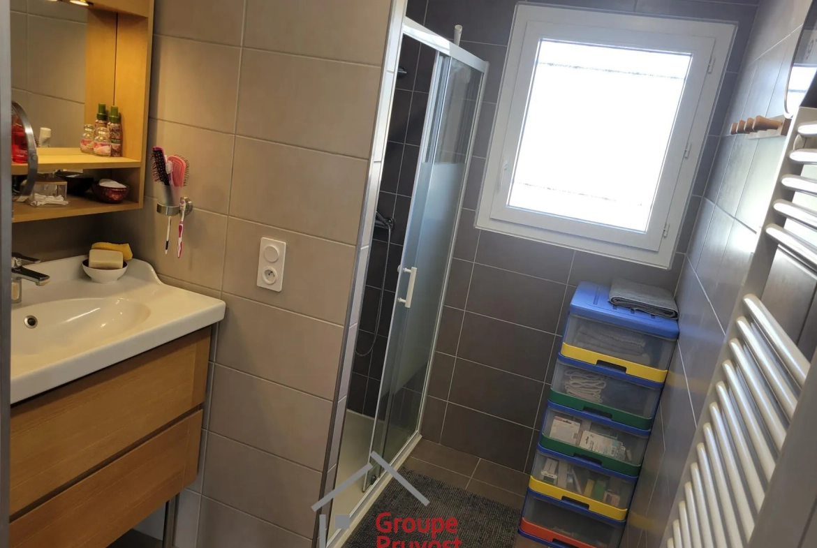 Villa récente à Ouches avec piscine, panneaux solaires et prestations performantes - 77 m² 