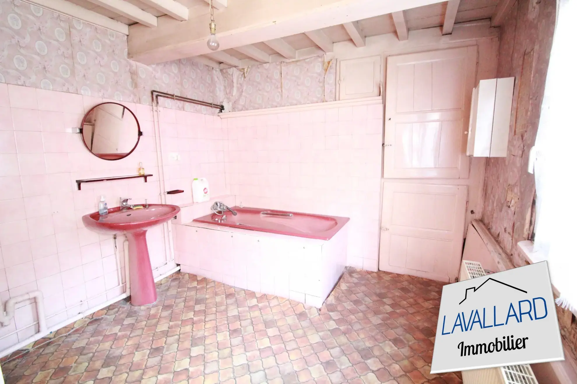 Maison à rénover de 79,60 m² à Beauval avec jardin et parking 