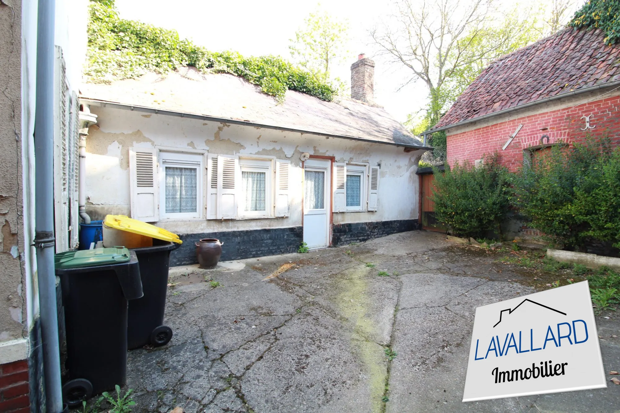 Maison à rénover de 79,60 m² à Beauval avec jardin et parking 