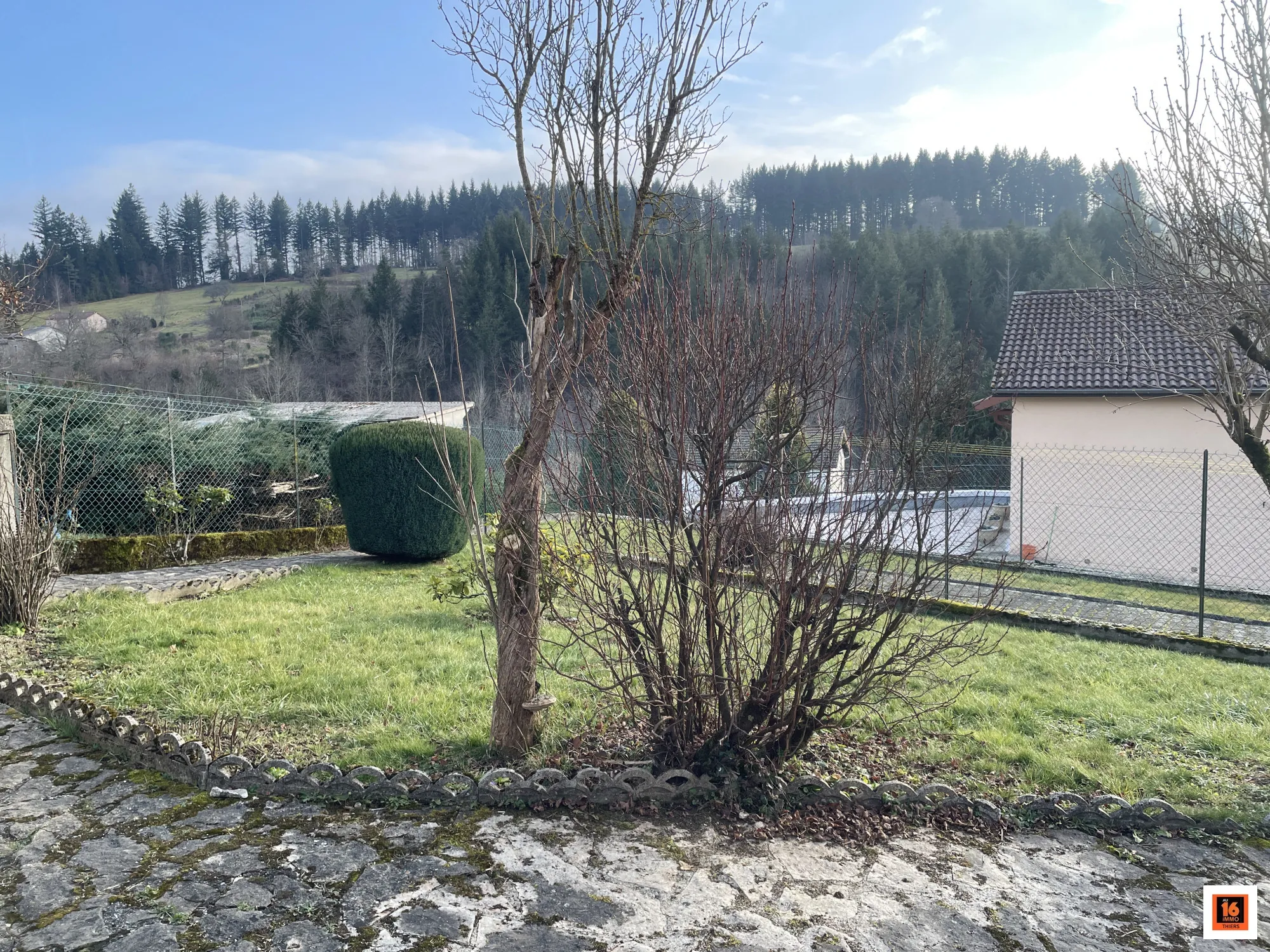 Maison individuelle à vendre à La Monnerie-le-Montel avec dépendance et jardin clos 