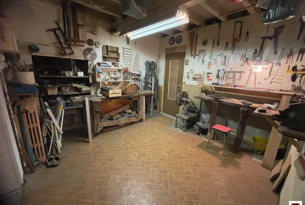 Maison individuelle à vendre à La Monnerie-le-Montel avec dépendance et jardin clos 