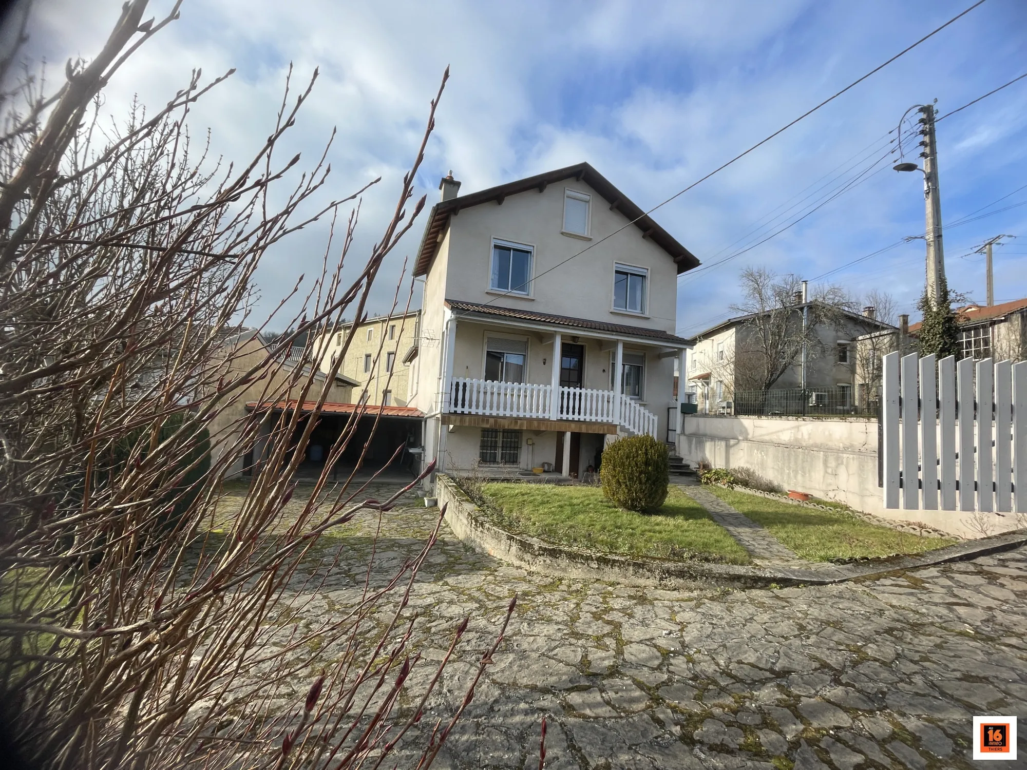 Maison individuelle à vendre à La Monnerie-le-Montel avec dépendance et jardin clos 