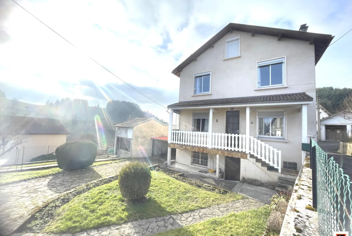 Maison individuelle à vendre à La Monnerie-le-Montel avec dépendance et jardin clos 