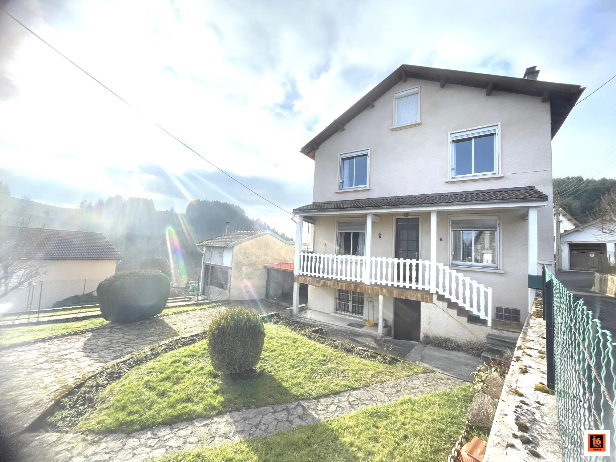 Maison individuelle à vendre à La Monnerie-le-Montel avec dépendance et jardin clos 