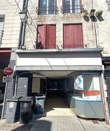Immeuble à vendre en centre-ville de Chaumont avec local commercial et appartements à rénover