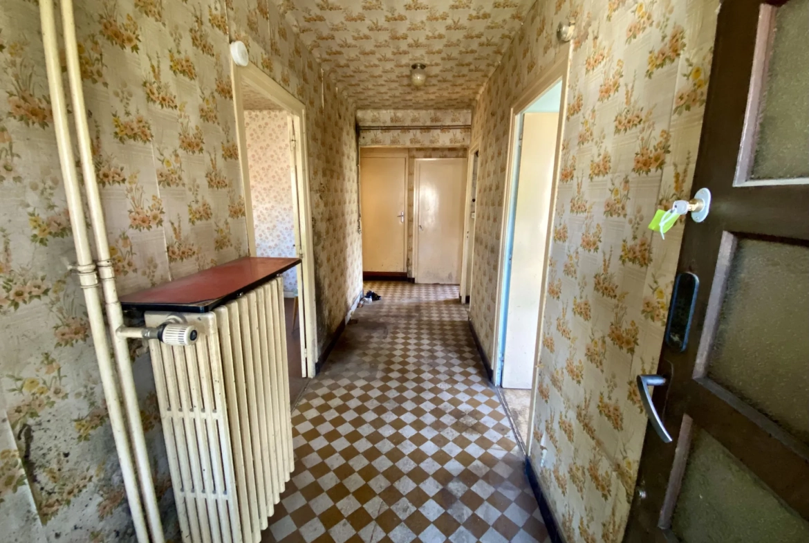 Maison à rénover avec potentiel, dépendances, garage et atelier à Saint-Michel-de-Maurienne 