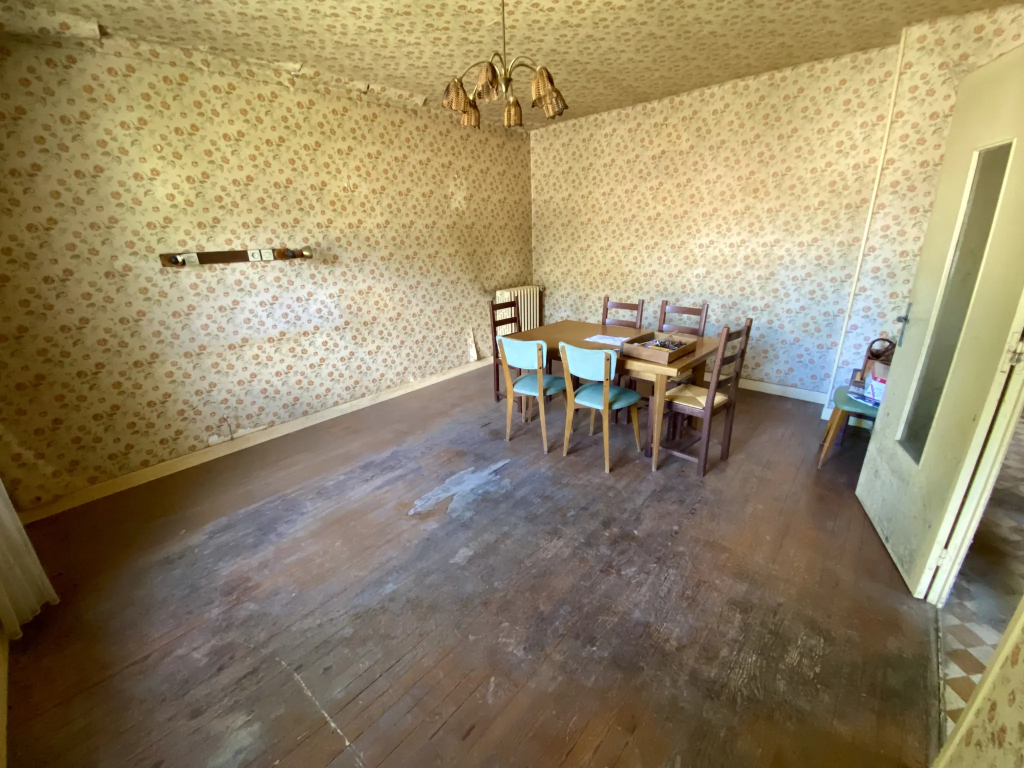 Maison à rénover avec potentiel, dépendances, garage et atelier à Saint-Michel-de-Maurienne 
