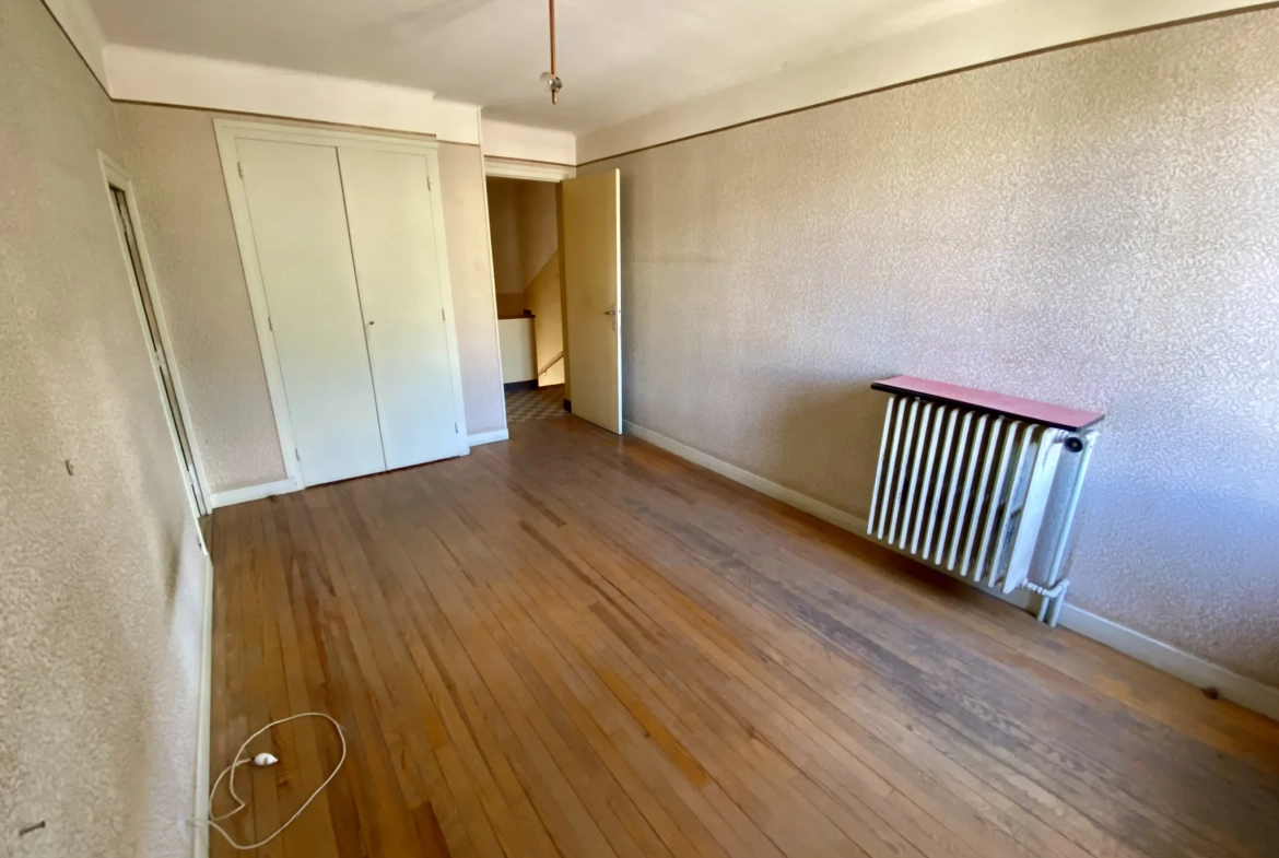 Maison à rénover avec potentiel, dépendances, garage et atelier à Saint-Michel-de-Maurienne 