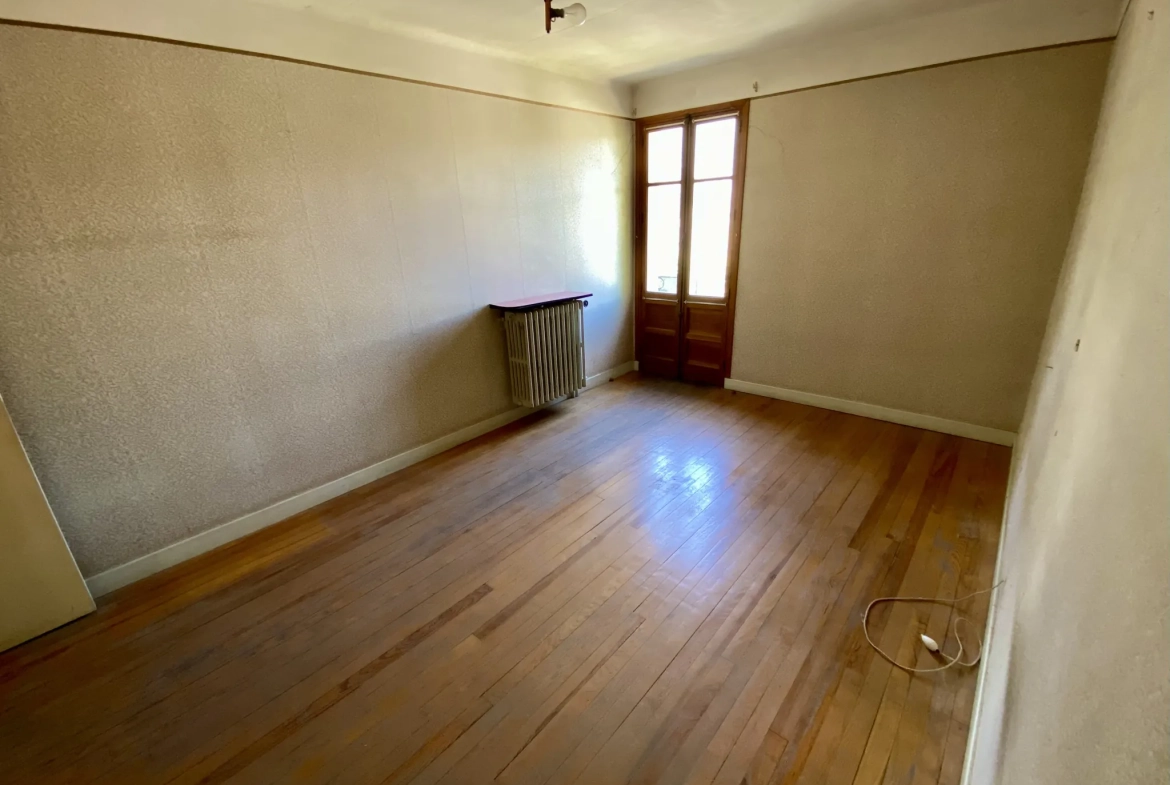 Maison à rénover avec potentiel, dépendances, garage et atelier à Saint-Michel-de-Maurienne 