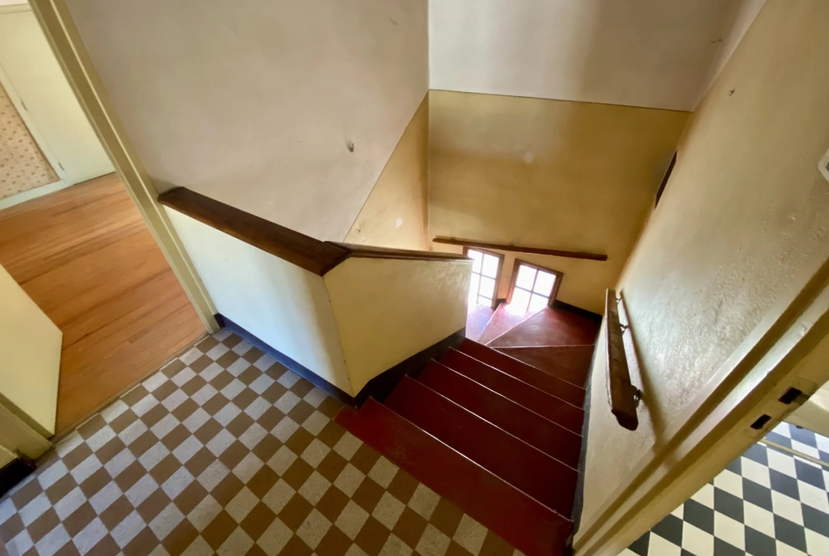 Maison à rénover avec potentiel, dépendances, garage et atelier à Saint-Michel-de-Maurienne 