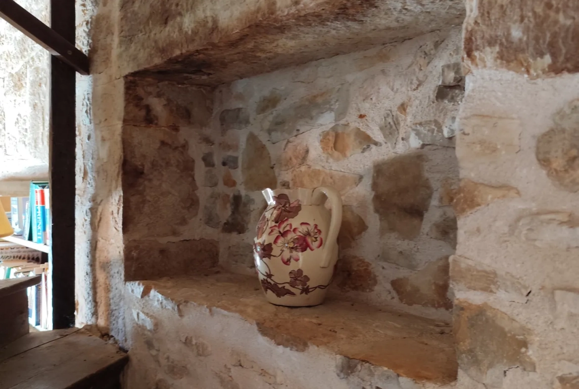 Maison en pierre pleine de charme à Estivals avec terrasses et dépendances 